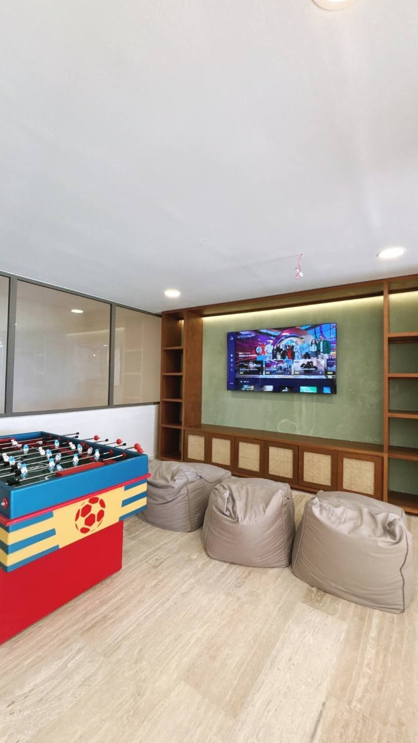 Teen Room con futbolito y sala de TV
