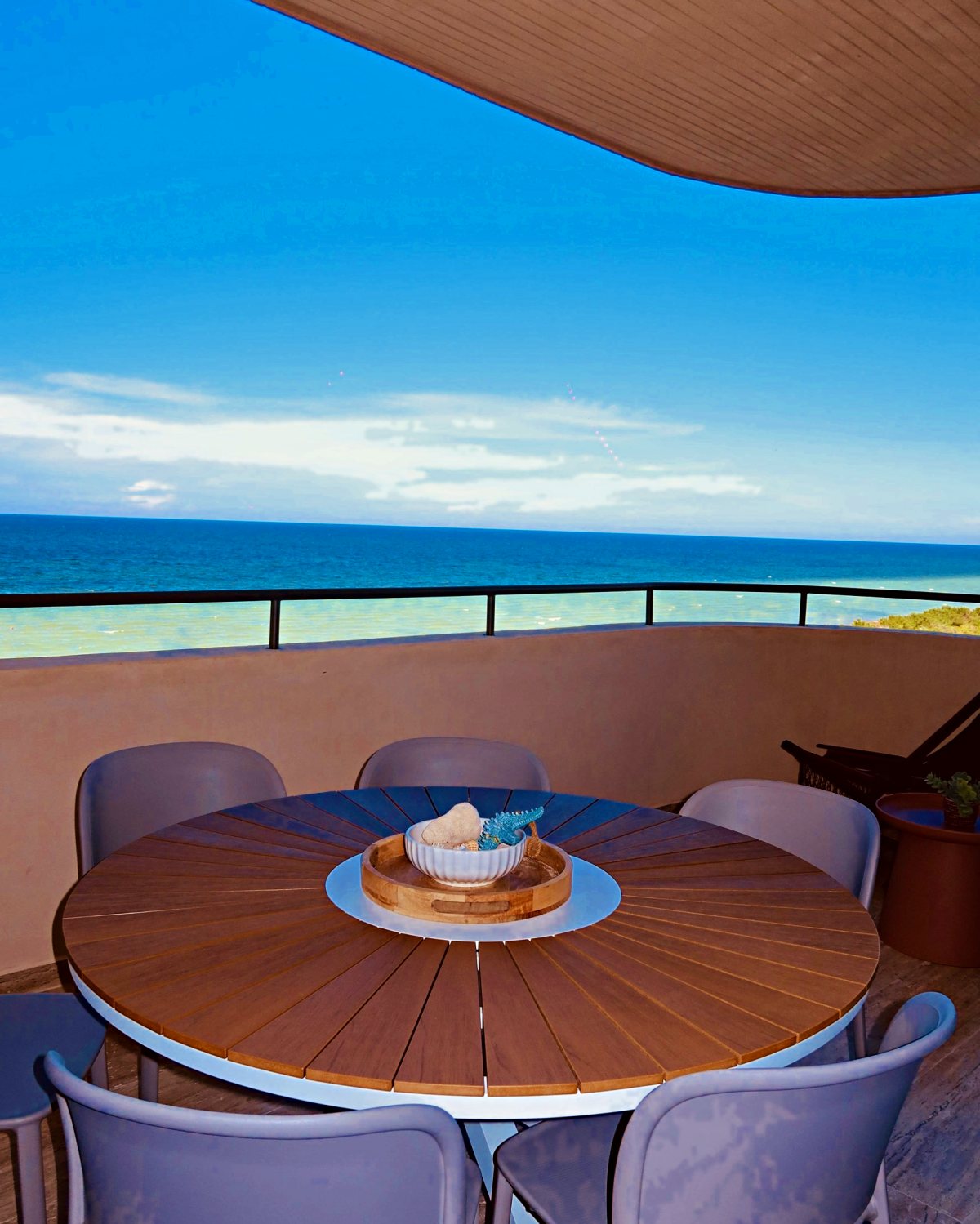 Mesa en la terraza frente al mar